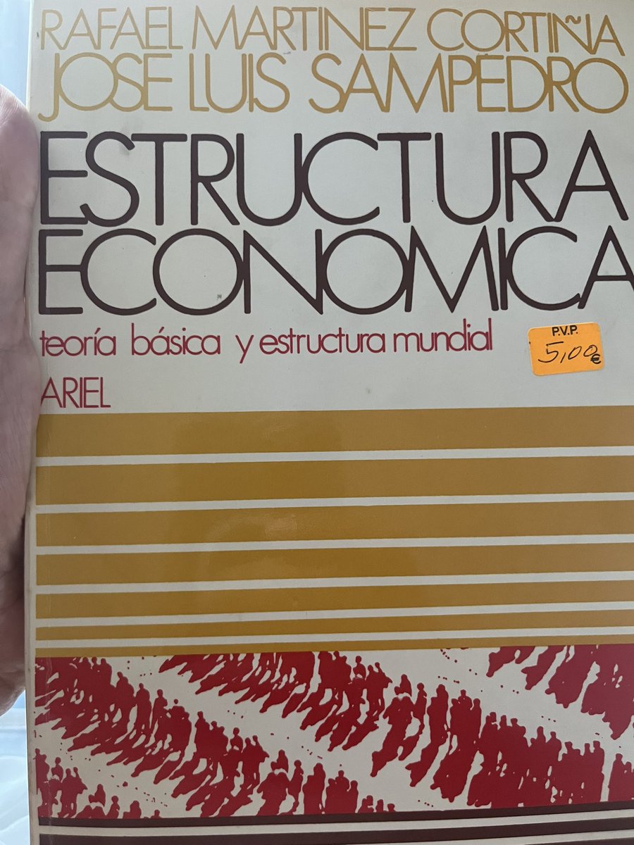 ecorami's tweet photo. Intento leer todo lo que puedo de José Luis Sampedro, en su doble condición de escritor y economista. Sobre lo segundo, creo que podemos aprender algo de cómo sus grandes cualidades analíticas y persuasivas se vieron sesgadas por el afán (comprensible) de cambiar la realidad económica, y la percepción de que sus compañeros académicos eran demasiado acomodaticios con las desigualdades acuciantes. Se resume bien en una de sus frases más citadas:

“Hay dos tipos de economistas, aquellos que trabajan para hacer más ricos a los ricos y aquellos otros que trabajan para hacer menos pobres a los pobres”.

Cuando, como creo que es el caso, el ansia de cambio condiciona la investigación y el análisis académico, se llega demasiado rápido a conclusiones como estas de Estructura Económica (1973):

“(…) no debe pensarse que esa forma futura resulte una simple mezcla de capitalismo y socialismo, a partes más o menos iguales (…) los hechos demuestran que ese futuro sistema intermedio será mucho más socialista que capitalista (…) La observación imparcial de los acontecimientos y las ideas muestra, en efecto, que hoy parece menos justificada que antes la disponibilidad arbitraria de los bienes de producción por propietarios privados. Cada vez resulta más difícil admitir que el dueño de unos bienes de capital producidos entre todos pueda usarlos según sus fines privados, con independencia del interés colectivo. De ahí que se tienda cada vez más a la propiedad socialista, aunque se complemente con ciertos mecanismos de mercado.” (pp. 281-282).

Y sobre el debate del cálculo económico en el socialismo:

“Todavía en 1932, un autor, como von Mises, sostenía que el cálculo económico era imposible en una sociedad socialista; si bien, en 1934 y 1935, Hayek y Robbins reconocían ya que el cálculo era posible, pero considerando muy dudoso que la solución fuera tan sencilla en el socialismo como lo es en el capitalismo, donde automáticamente se corrigen las iniciativas erróneas, mediante el mecanismo de mercado (…) Mientras el sistema soviético seguía avanzando en medio de sus vicisitudes, la actitud de los teóricos capitalistas consistió bastante tiempo en sostener que el sistema socialista era desde luego inviable, pero que las insuperables dificultades para la planificación eran, en último término, consecuencia del retraso de esa organización comparado con la eficacia automática del mercado.” (pp. 345-346).

No se me entienda mal. Es muy difícil predecir e injusto cargar las tintas sobre alguien con la información actual que tenemos sobre la URSS (Samuelson cayó en lo mismo, por cierto). Es más, algunas de sus reflexiones anticipan a todo un premio Nobel como Amartya Sen:

“Eso nos conduciría, una vez más, a considerar la ‘montaña del hambre’, pues claro está que entre las garras del hambre no cabe disfrutar de ninguna libertad.” (p. 346).

Quizá esa sea la enseñanza más útil que podemos extraer de todo esto. Los sesgos son inevitables; los tuvieron Sampedro, Hayek, Samuelson y cualquier otro gran economista. Pero precisamente por eso conviene tratar con un cuidado especial la evidencia que parece confirmar exactamente aquello que ya pensábamos. Es ahí donde resulta más fácil confundir nuestros deseos con nuestras predicciones.

Quien de verdad aspira a cambiar el mundo debe hacer antes un esfuerzo sincero por comprenderlo. El método científico exige una cierta parsimonia (vísteme despacio que tengo prisa): estar dispuesto a que los hechos corrijan nuestras intuiciones cuando sea necesario. Solo entonces nuestras propuestas tendrán alguna posibilidad de mejorar la realidad, en lugar de limitarse a confirmar nuestras convicciones.