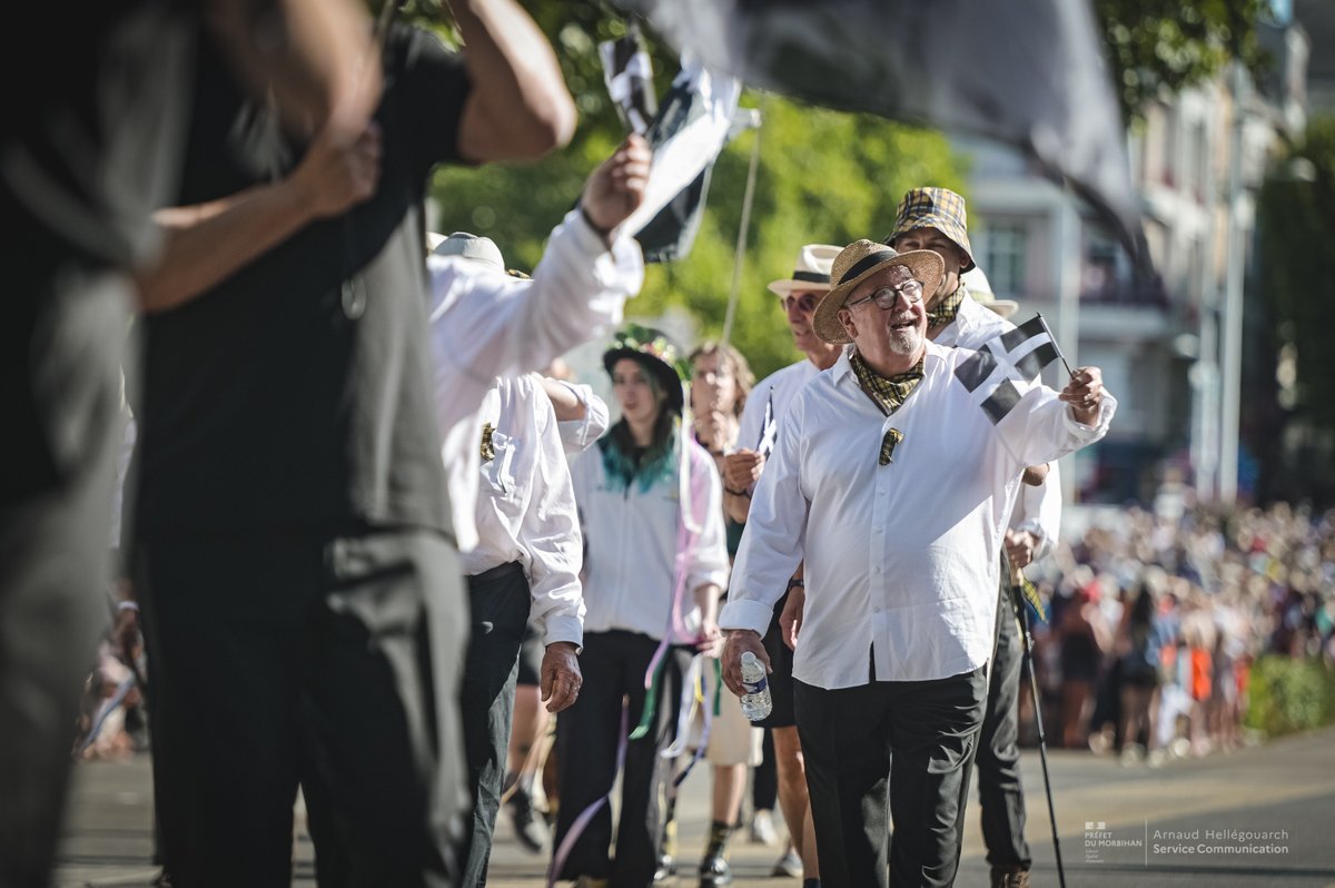 Prefet56's tweet photo. #interceltique26 |
La Grande Parade en photos - 2 août 2026

Quelle magnifique Grande Parade pour cette 55ᵉ édition du Festival Interceltique de Lorient ! 🤩
Sous un soleil radieux, les rues de #Lorient ont vibré au son des musiques celtiques, des danses et des costumes traditionnels venus des différentes nations. Cette année, les Cornouailles, invitées d'honneur, ont apporté une touche toute particulière à ce rendez-vous incontournable.
[1/3]...