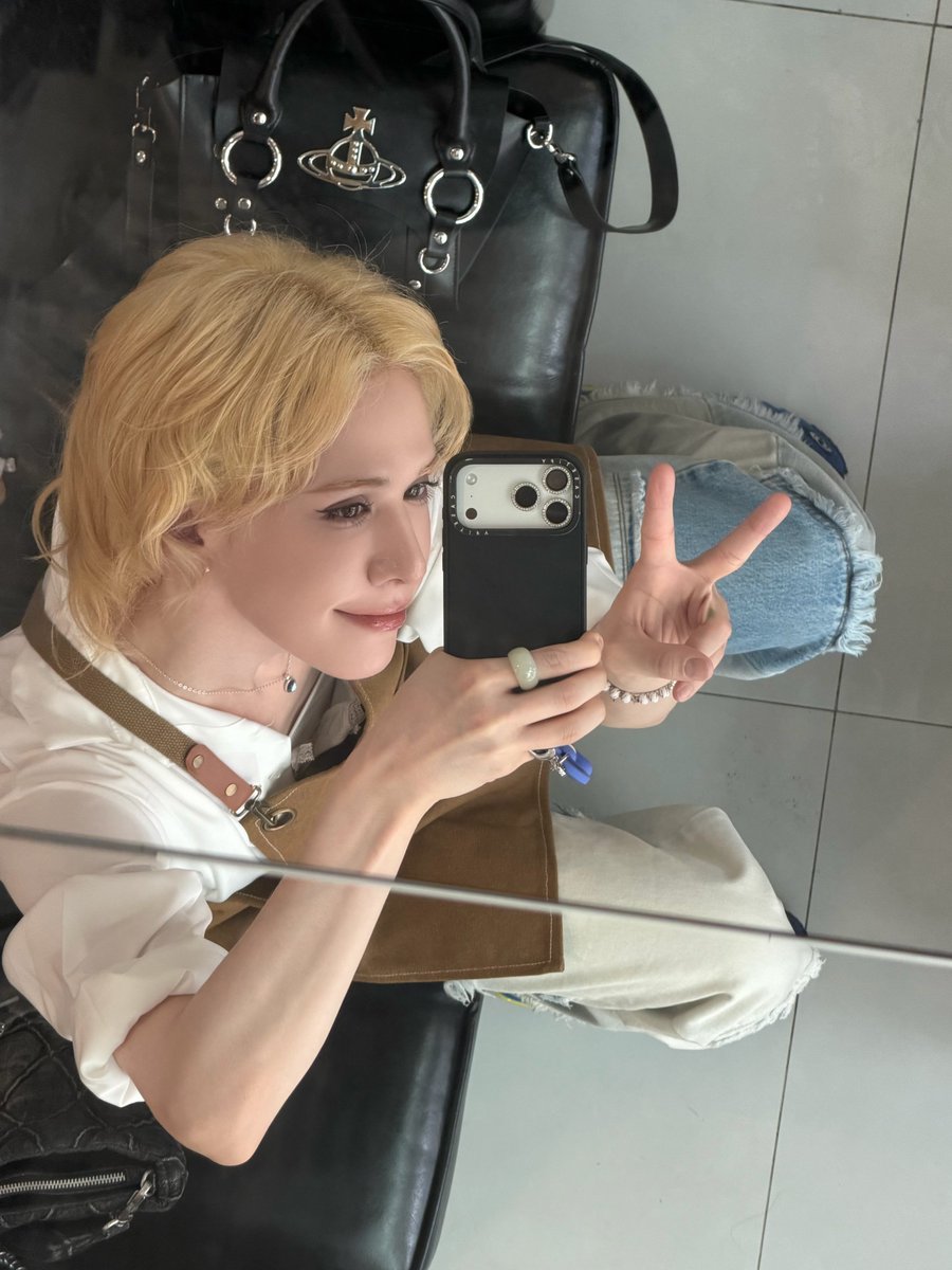 xlovarchive's tweet photo. 🐰 wumuti on 🫧 (030826) 15h38

greetings and salutations
this is wumuti, who's living in the studio, reaching out ^^
today is really hot, seriously…

— it really is hot today. did you pull an all-nighter in the studio?
🐰 i slept at home and came again~! showered fragrantly and sprayed perfume ㅋㅋㅋㅋㅋ
if i'm not fragrant, my mood is bad and i can't work ㅋㅋㅋㅋ

— what did you spray today?
🐰 today i'm a really sweet muti!! 🤭 candy muti

tom ford body spray (lost cherry 🍒) and d&g pink bottle heart logo perfume (💗 i forgot the name..) and a little bit of kilian angels' share
it smells so subtly good that people i meet today keep asking about it!!! 🤭 so annoying.. (actually i like it) ㅋㅋㅋㅋ i got called out for the scent, heheheheh
oh, so annoying… 💕😝

*photo 1*
i'm here right now
*photos 2, 3 and 4*
and this is me yesterday
i don't touch the buttons on the studio machines ㅋㅋㅋ there's an engineer who works with me ㅋㅋㅋ