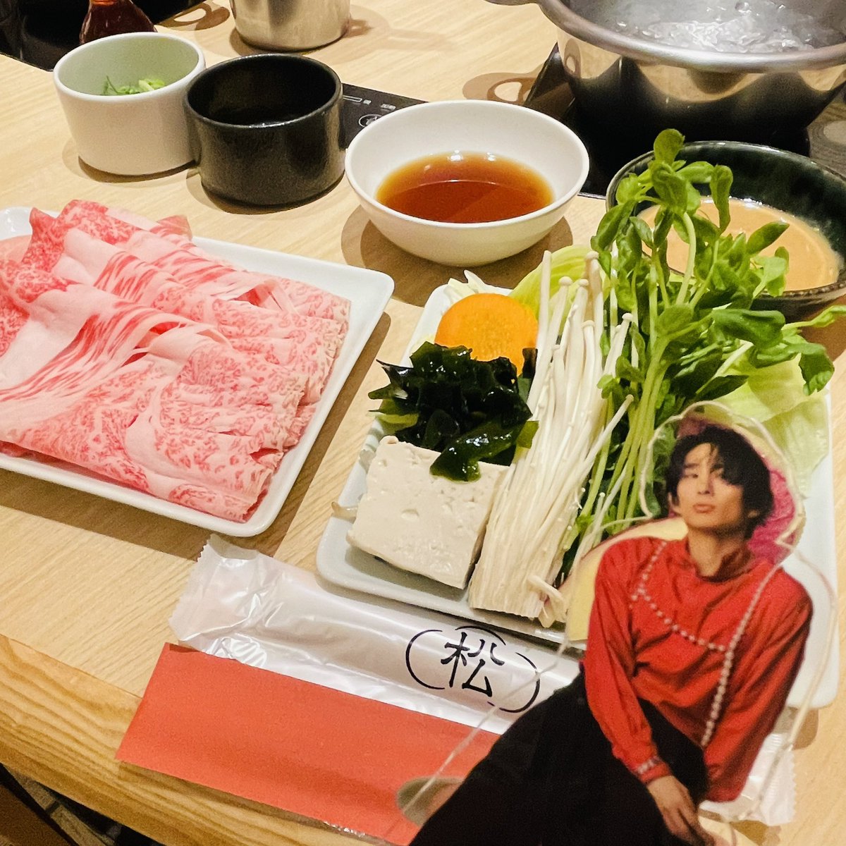 dasosu072's tweet photo. ファンミで今日の夜ご飯はしゃぶしゃぶに決定したので新幹線の時間と戦いながらしゃぶしゃぶなうです！！！幸せな時間をありがとう健ちゃん♡ https://t.co/6VJNCnixQq