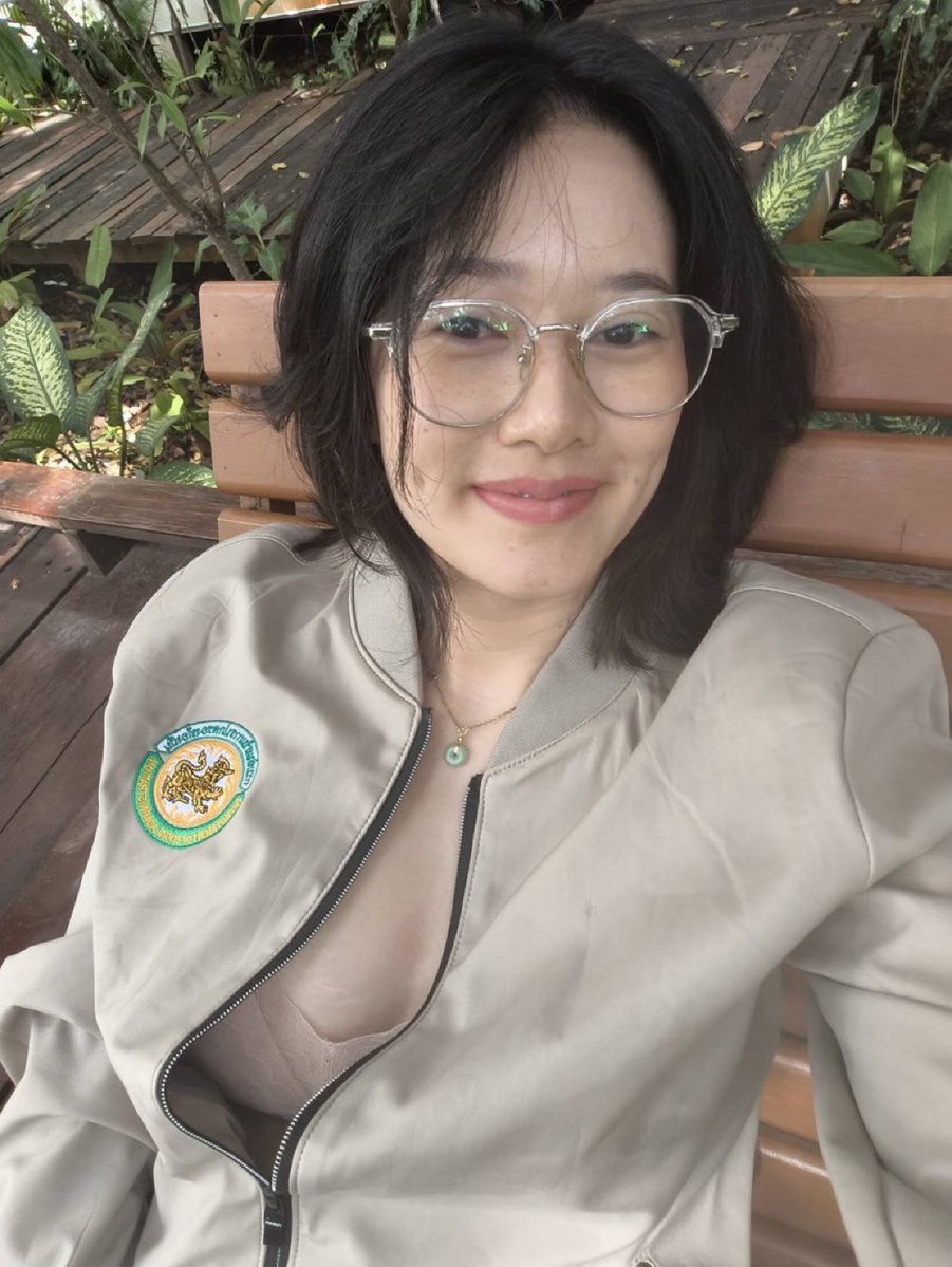 emlinh799's tweet photo. Vừa già lại mẹ đơn thân, chắc không được yêu thương nữa https://t.co/SwTKTRzZHN