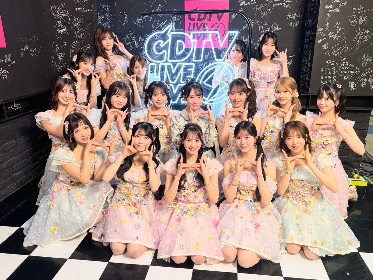 TBSCDTV's tweet photo. 今夜も激アツLIVEをお届け❤️‍🔥⚡️
本番直前ショットで実況中だよ📸

まずは OPメガヒットLIVE！
夏ソング3曲メドレー🌻🌈
#AKB48 が登場！

「ポニーテールとシュシュ」をパフォーマンス✨

#TVer でリアルタイム配信中⚡️
https://t.co/bh1eVACFIk 

#TBS https://t.co/hapySbXikB