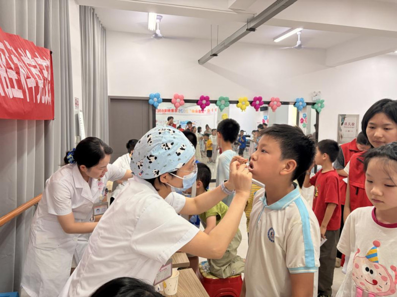 HelloChangsha's tweet photo. Delivery riders brave the heat to feed a city. Who feeds them? In Changsha, one community did: rest-stop maps, free summer childcare for 48 kids, 3,000+ people served. Changsha turns "delivery senders" into "care receivers." ❤️ #Changsha #GigWorkers #China https://t.co/FHxKgIV2KC