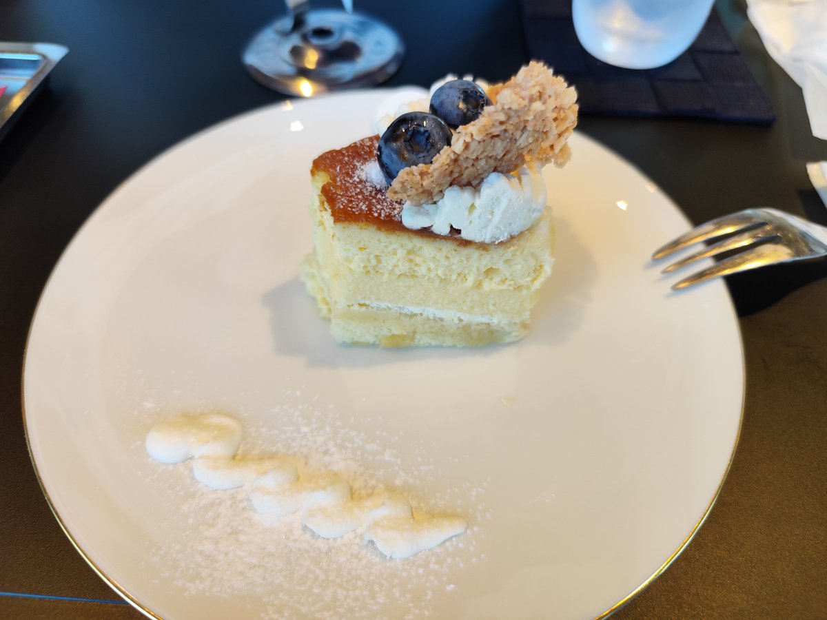 Koujou_Stream's tweet photo. 今まで食べる前に写真撮ってたのに普通にひとくち食べちゃった…。
ママンのスマホ買い替え全サポートのお礼に きのとや でケーキいただきましたわ🍰 https://t.co/BvuQp0fQgS