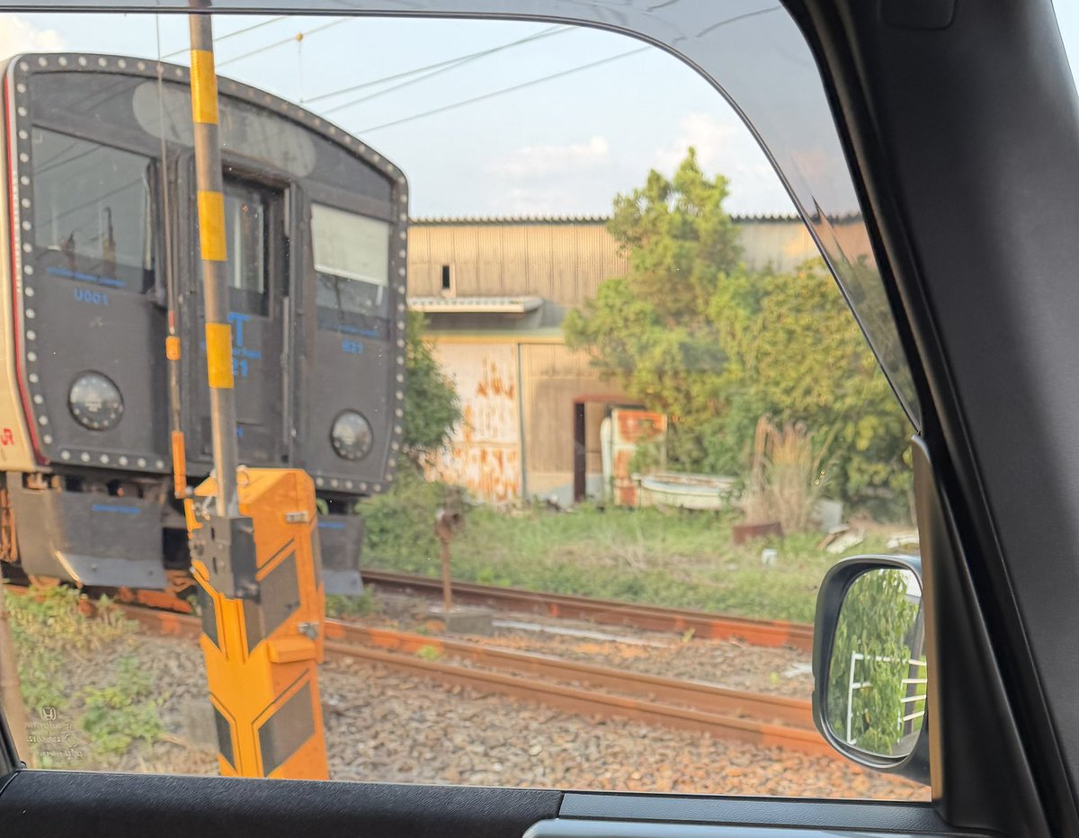 0964oooaaa's tweet photo. まだ　鹿児島本戦で列車が止まったまま
それくらいの八代方面の線路が異常が
あるって事なんだ、被害の大きさを痛感してする、暑さで復旧作業も大変そう
皆さん無理しないで！身体第一 https://t.co/wg08l5sw6U