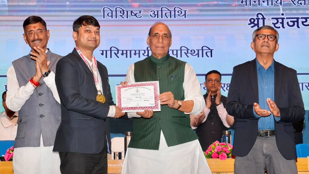 SpokespersonMoD's tweet photo. रक्षा मंत्री श्री @rajnathsingh ने AFHQ सिविलियन सर्विसेज़ दिवस समारोह के दौरान संयुक्त सचिव एवं मुख्य प्रशासनिक अधिकारी (JS & CAO) कार्यालय की संशोधित विज़न एवं मिशन स्टेटमेंट का शुभारंभ किया। उन्होंने Internet-Based Accommodation Management System (IBAMS) पोर्टल, eHRMS–TULIP 2.0 एकीकरण (दावों के निपटान हेतु), CAO–TULIP 2.0 एकीकरण (वेतन एवं भत्तों के प्रसंस्करण हेतु) तथा SPARROW पोर्टल पर ऑनबोर्डिंग सहित कई डिजिटल पहलों का शुभारंभ किया। उन्होंने 'संवाद' पत्रिका के 34वें अंक का विमोचन भी किया तथा खेल, शिक्षा एवं अन्य क्षेत्रों में उत्कृष्ट उपलब्धि हासिल करने वाले AFHQ कार्मिकों और उनके मेधावी बच्चों को सम्मानित किया।