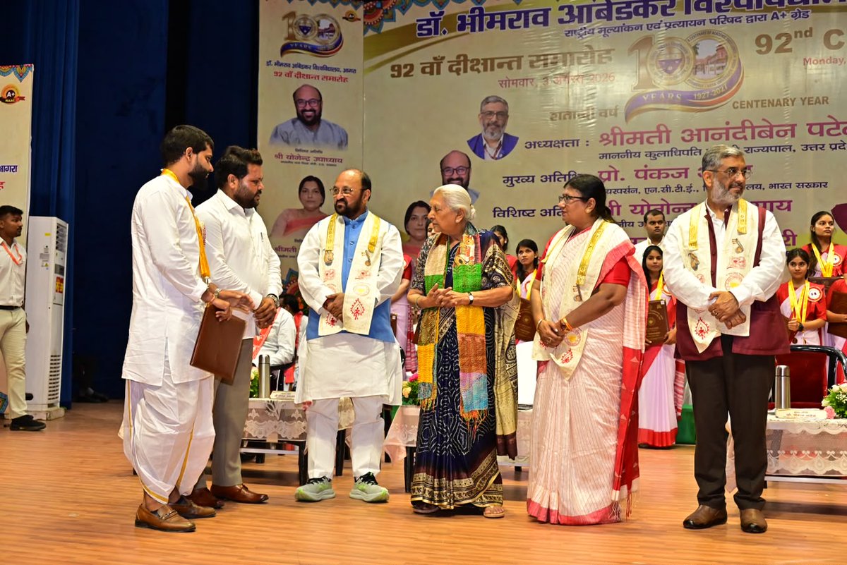 YogendraUpadhy's tweet photo. #डॉ_भीमराव_आंबेडकर_विश्वविद्यालय, आगरा के 92वें #दीक्षांत_समारोह में विशिष्ट अतिथि के रूप में सहभागिता रही। 
माo राज्यपाल श्रीमती @anandibenpatel जी की अध्यक्षता एवं मुख्य अतिथि प्रोo पंकज अरोरा जी की उपस्थिति में विश्वविद्यालय की विभिन्न परियोजनाओं का शिलान्यास व लोकार्पण किया | https://t.co/IuS1cOAAOF
