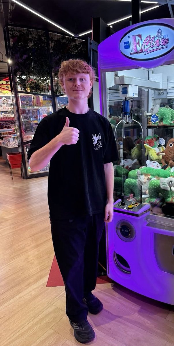 PumpkinFN's tweet photo. Haven't posted an update in ages but finally hit my weight loss goal, 150 -> 80kg https://t.co/zGo6AErD7R