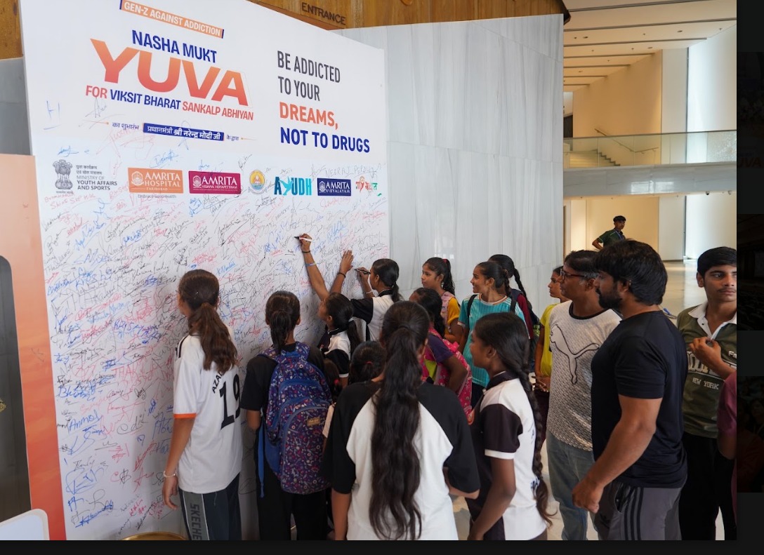 MYBharatHQ's tweet photo. Every signature is a promise. A nation united by one resolve. To stay drug-free and inspire others to do the same.  This collective resolve marks the beginning of the Nasha Mukt Yuva for Viksit Bharat Sankalp Abhiyan.

#MYBharat #NashaMuktYuva https://t.co/ia6c6JPv5w