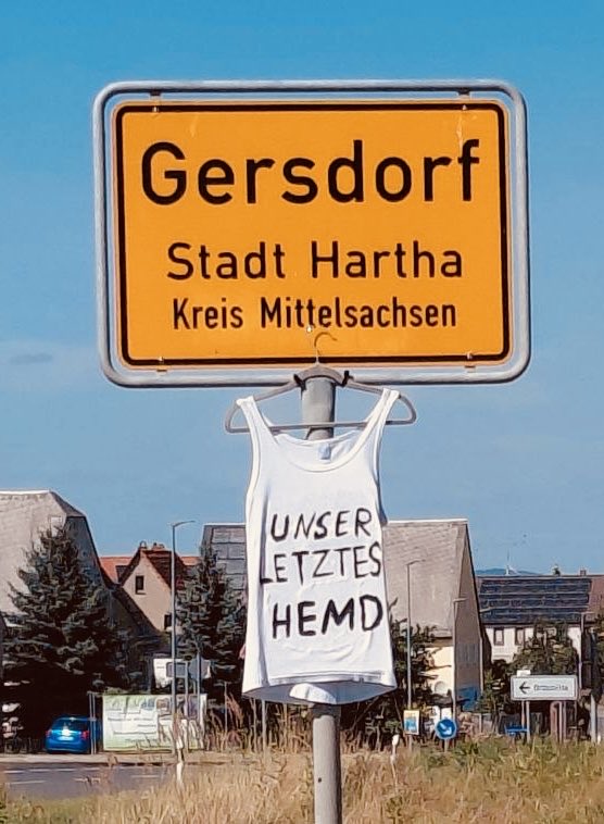freiesachsen_'s tweet photo. Unübersehbar: Aktion „Letztes Hemd“ geht immer weiter! 🔥

Jeden Tag erreichen uns zahlreiche Einsendungen von Protesthemden, die an den Ortseingangsschildern Sachsens zu sehen sind. Die von der Initiative "Projekt 1 Millionen" ins Leben gerufene Aktion, die auch von den Freien Sachsen unterstützt wird, ist ein riesiger Erfolg. Stark!

Aber: Bisher ist ein Großteil der Einsendungen aus dem Bereich West- und Mittelsachsen. Wir freuen uns auch über Einsendungen aus der Oberlausitz und dem Dresdner Umland!

Ihr habt ein schönes Bild aus eurer Kommune? Schickt uns gerne eine E-Mail an kontakt@freie-sachsen.info