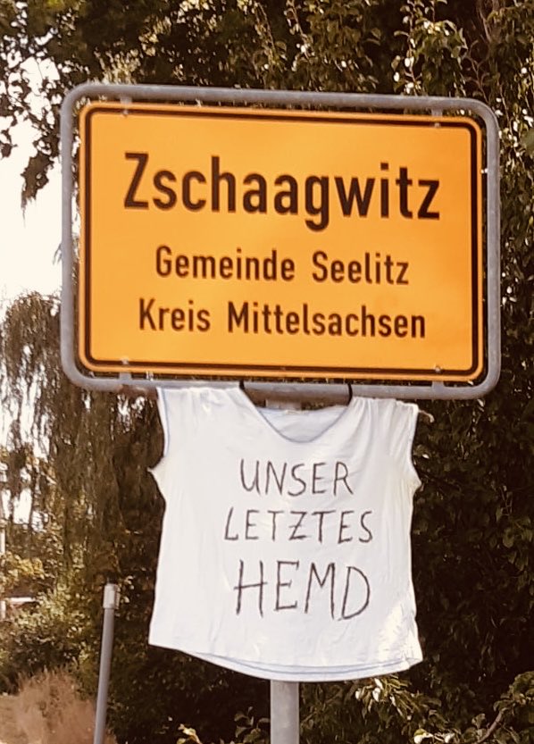 freiesachsen_'s tweet photo. Unübersehbar: Aktion „Letztes Hemd“ geht immer weiter! 🔥

Jeden Tag erreichen uns zahlreiche Einsendungen von Protesthemden, die an den Ortseingangsschildern Sachsens zu sehen sind. Die von der Initiative "Projekt 1 Millionen" ins Leben gerufene Aktion, die auch von den Freien Sachsen unterstützt wird, ist ein riesiger Erfolg. Stark!

Aber: Bisher ist ein Großteil der Einsendungen aus dem Bereich West- und Mittelsachsen. Wir freuen uns auch über Einsendungen aus der Oberlausitz und dem Dresdner Umland!

Ihr habt ein schönes Bild aus eurer Kommune? Schickt uns gerne eine E-Mail an kontakt@freie-sachsen.info