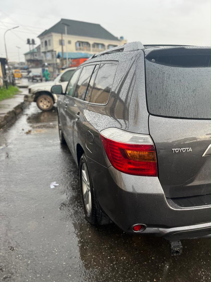 iam_eson's tweet photo. Distress 🚨 🚨

Toyota highlander 2008 🇺🇸

Foreign used 
2025 entry 
Accident free
Everything working perfectly 
Key 🔑 
Sunroof 
Leather 
3 rows 
Nothing to fix 

Price 12m last 
Buyer settle 

Location Lagos https://t.co/dDPXjHTGoC