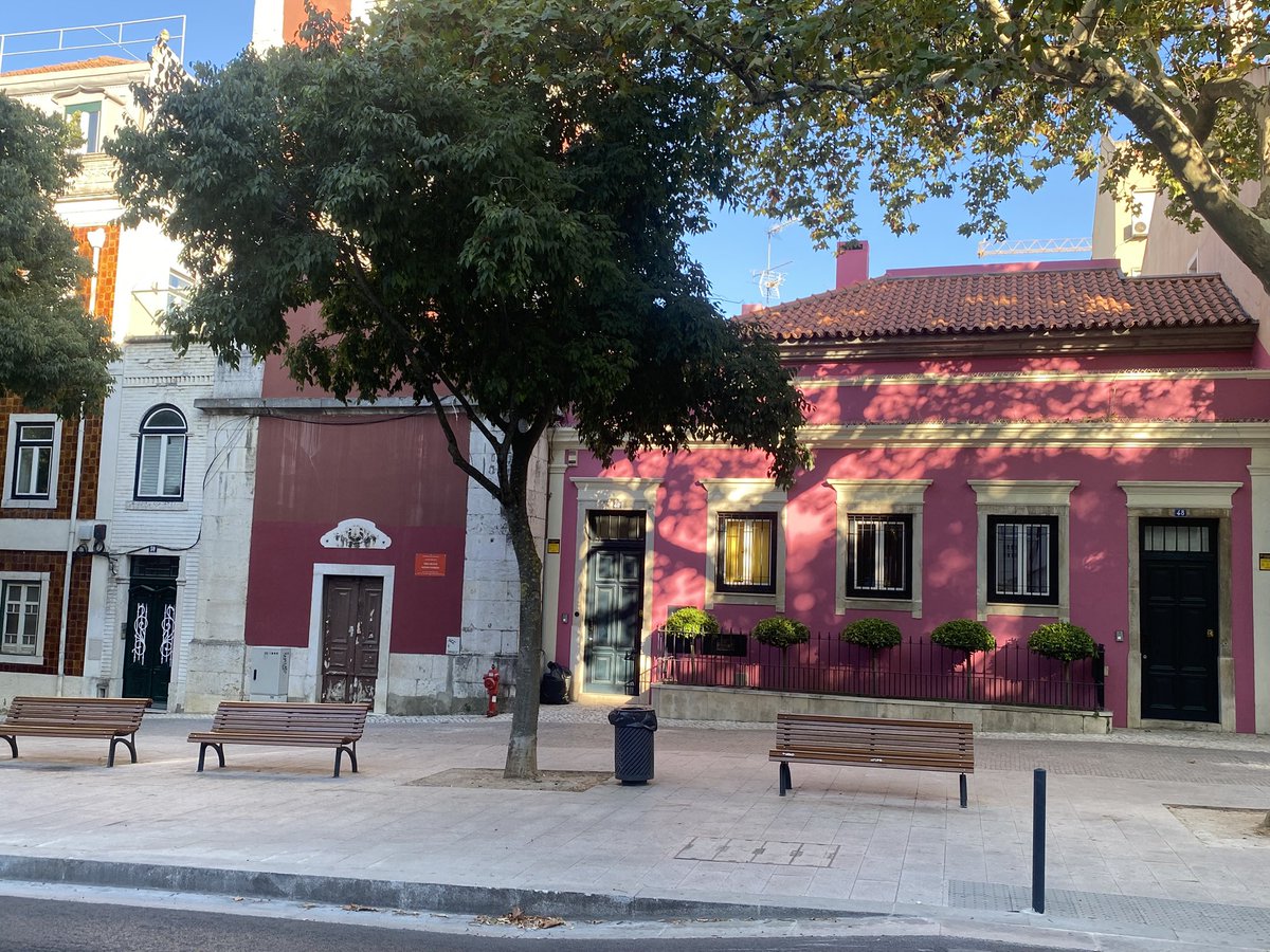 jeswonehouse's tweet photo. Un paso de peatones elevado para pacificar el tráfico y dar prioridad a peatones, una acera ancha, sombra fresca con árboles bien cuidados y unos bancos a la sombra. No es tan difícil. Fotos: Lisboa. https://t.co/ZY4MLVGjS6