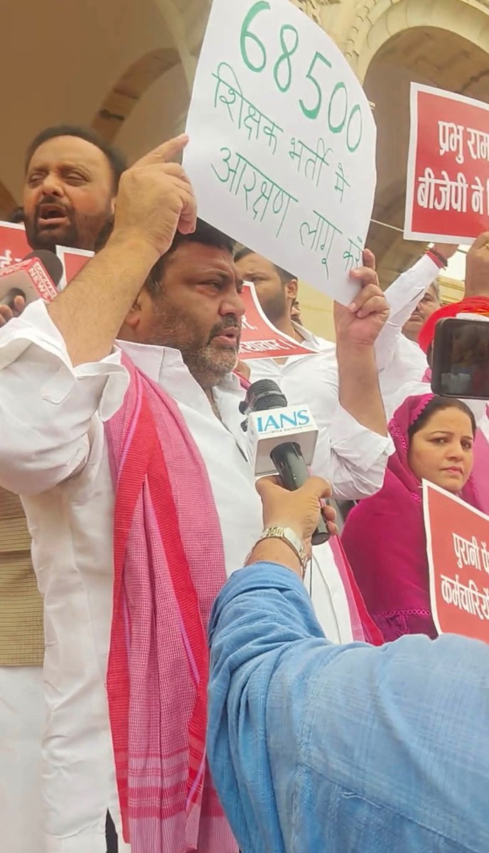 rajendradev6's tweet photo. 68500 शिक्षक भर्ती आरक्षण मामला!
आज विधानसभा के बाहर हुए प्रदर्शन में ये मामला भी उठा! पिछड़ा वर्ग आयोग सरकार को पिछड़ा वर्ग के अभ्यर्थियों को 5 अंक देने की बात कह चुका है ! लेकिन ये किया नहीं गया अब तक ! भर्ती साल 2018 की है ! https://t.co/0DQL49bfX5