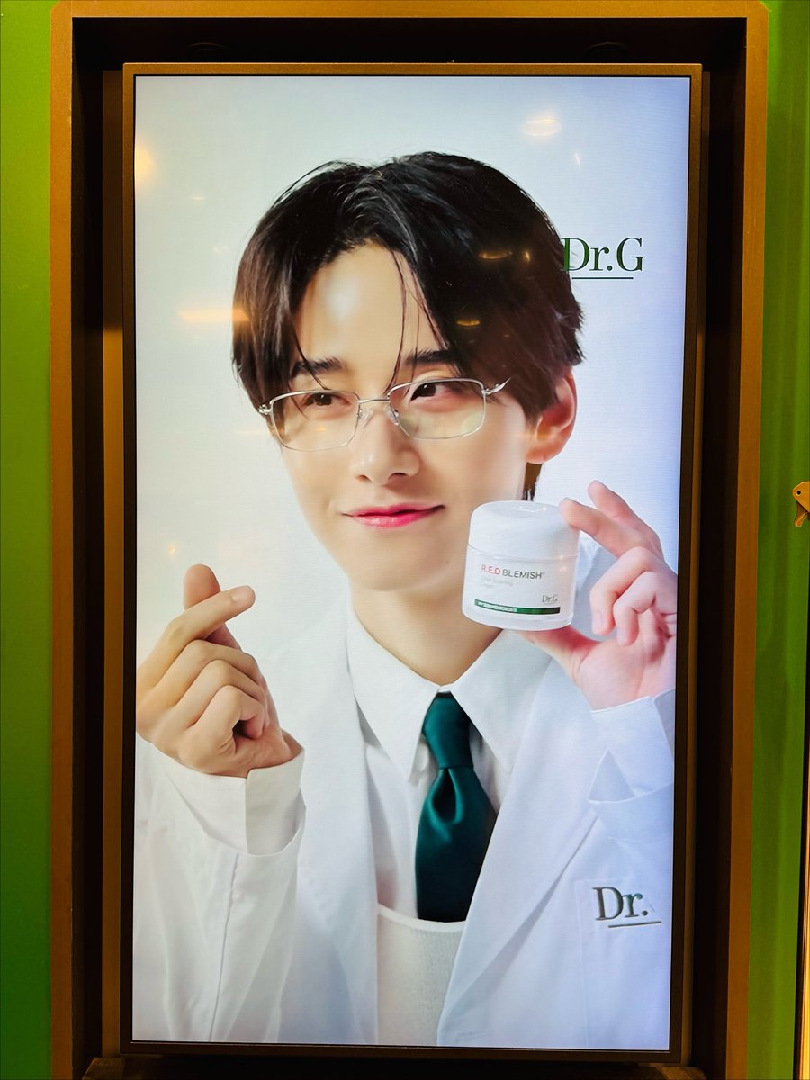 nonyamaaa's tweet photo. そういえば昨日近所のハンズに行ったら、景瑚の大きめポスターが目に入って、驚いてひゃっ！って声出た🤣
なぜか陳列商品は見つけられなかったんだけど、メロメロお兄さんで最高！
まさかバナナ番長の二刀流とは誰も思わないよね〜😂
 #ドクターＧ #ドクタージー
 #佐藤景瑚 https://t.co/BIQazQjWg6