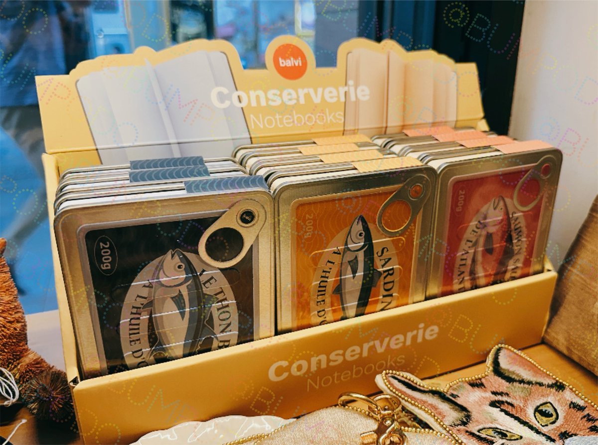 bumpodo's tweet photo. 缶みたいでしょ？缶なんです！🥫

balviの『Conserverie Thon Notebook』が入荷しました。まるで缶詰のようなデザインのノートです。表紙は金属で作られているので、まさに缶のような質感となっています。

中身のノートはそれぞれのカラーに合わせた無地仕様、サーモン・サーディン・ツナと3種類ありますのでお好きなものをどうぞ✨🐟