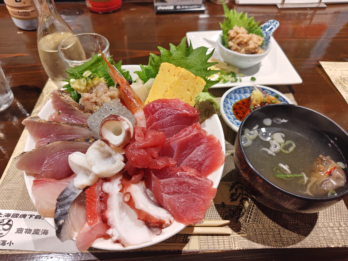 iemon97's tweet photo. いやぁ～海鮮丼とマグロ丼をシェアして食べましたが最高でした😋👍お店の人も感じが良く素敵な一時を過ごせました🤗
#銚子港 #海鮮丼 #鮪蔵 #ランチ https://t.co/cAmCrEdYcD