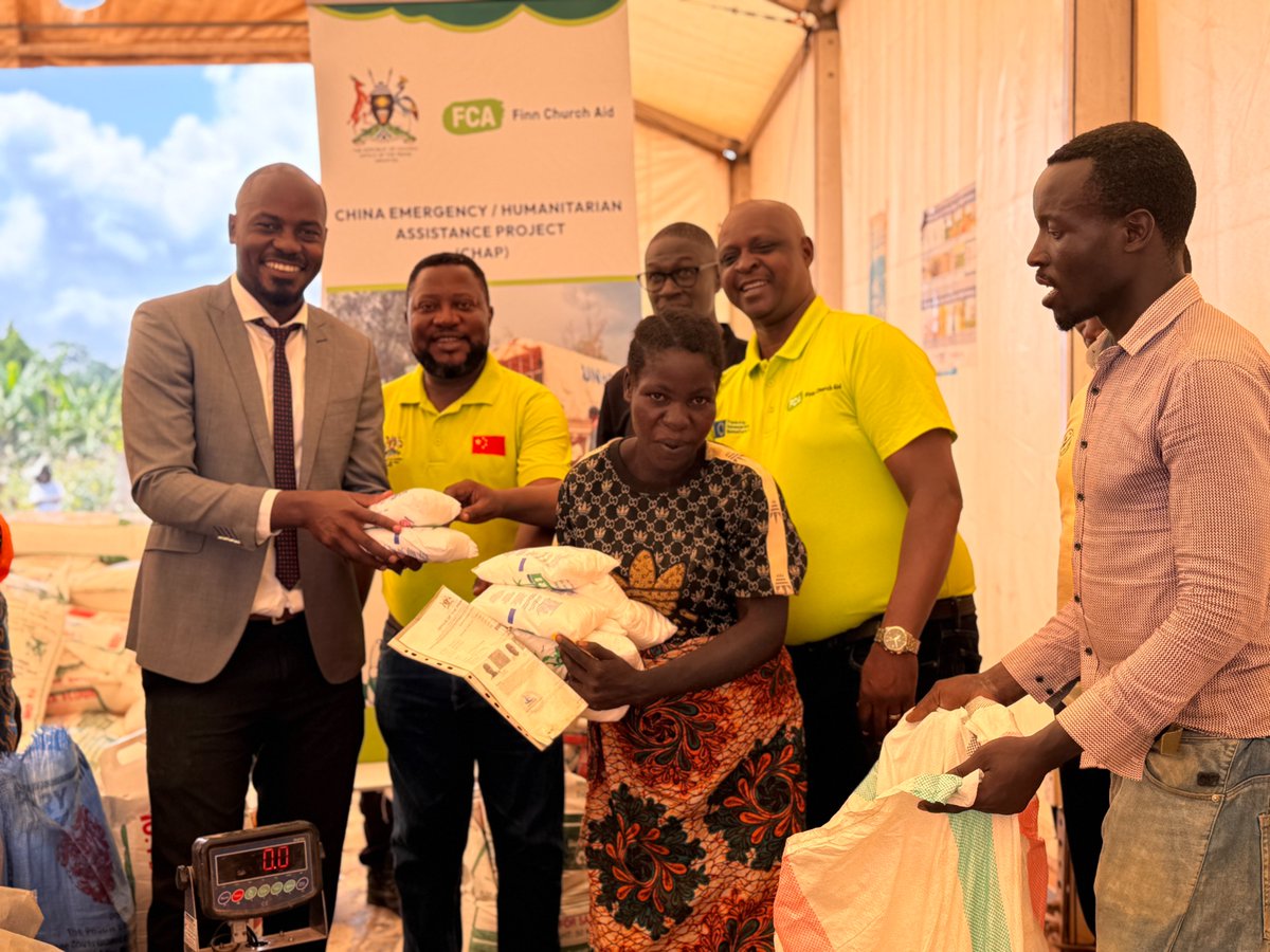 fca_uganda's tweet photo. Last week, together with @OPMUganda, we distributed food to over 2,600 newly arrived refugees in Kyangwali Refugee Settlement. 🤝

Working alongside @WFP, @UNHCRuganda, @NRC_Norway, @medicalteams & @HungerFightersU, we provided essential food items like posho, beans, sugar, cooking oil and salt, plus specialized nutritious food for malnourished children, breastfeeding mothers, people on medication, older persons & other vulnerable groups.

Together, we're ensuring newly arrived refugees receive the support they need with dignity and hope.