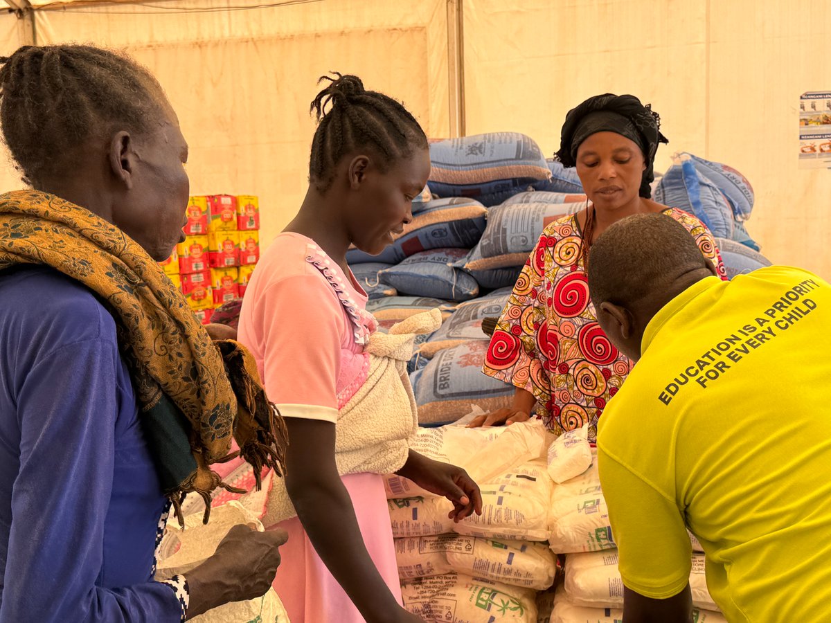 fca_uganda's tweet photo. Last week, together with @OPMUganda, we distributed food to over 2,600 newly arrived refugees in Kyangwali Refugee Settlement. 🤝

Working alongside @WFP, @UNHCRuganda, @NRC_Norway, @medicalteams & @HungerFightersU, we provided essential food items like posho, beans, sugar, cooking oil and salt, plus specialized nutritious food for malnourished children, breastfeeding mothers, people on medication, older persons & other vulnerable groups.

Together, we're ensuring newly arrived refugees receive the support they need with dignity and hope.