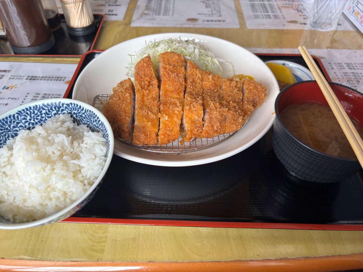 75197519A's tweet photo. とんとん亭@成田市
松阪ﾎﾟｰｸﾘﾌﾞﾛｰｽ定食（300g）
大きくて分厚くて柔らかいﾘﾌﾞﾛｰｽが最高に😍
#うまーみん 🥰💯
松阪ﾎﾟｰｸの脂身が甘ーい😆
特製ｿｰｽも美味い😋
満足腹ﾊﾟﾝで😆
ご馳走さまでした🙏 https://t.co/kPjJMgcaZQ