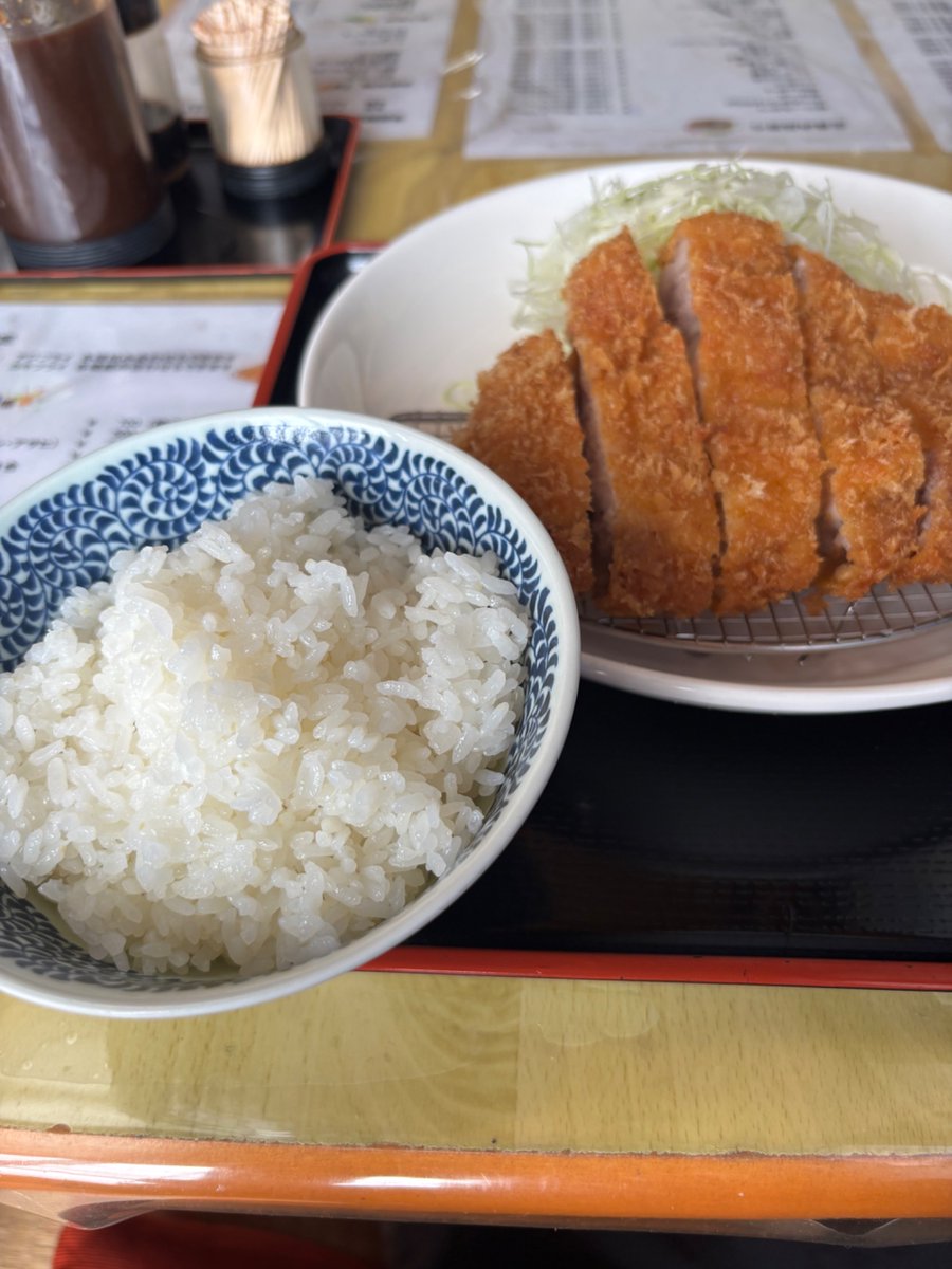 75197519A's tweet photo. とんとん亭@成田市
松阪ﾎﾟｰｸﾘﾌﾞﾛｰｽ定食（300g）
大きくて分厚くて柔らかいﾘﾌﾞﾛｰｽが最高に😍
#うまーみん 🥰💯
松阪ﾎﾟｰｸの脂身が甘ーい😆
特製ｿｰｽも美味い😋
満足腹ﾊﾟﾝで😆
ご馳走さまでした🙏 https://t.co/kPjJMgcaZQ