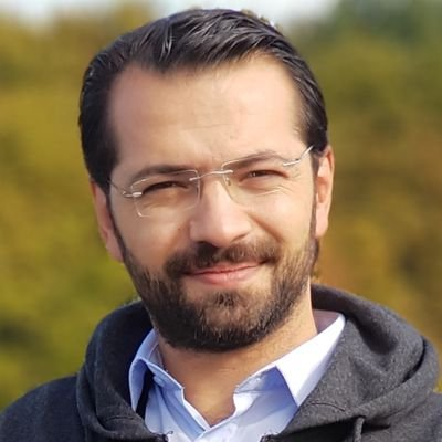 HaberMOD's tweet photo. İktidara yakınlığı ile bilinen gazeteci Hacı Yakışıklı:

''YENİ Parti'nin logosu var mı? Logo yok. 

Bir yazı yazmışlar.

Müziği var mı? Müziği de yok. 

Partinin sloganı ne? Hep beraber Silivri'ye mi?'' https://t.co/qAAu6cs8qc