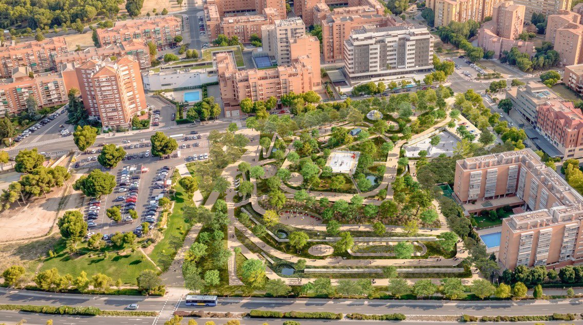 MalvarezNadia's tweet photo. 🌳🏃‍♀️ Hemos comenzado la segunda y última fase de la reurbanización integral del Parque Deportivo #TresLuces en #CiudadLineal.
✅ Inversión de 1,18 M€ ✅ Más de 18.000 m² renovados ✅ Microbosques y drenaje sostenible ✅ Calistenia, cardio, pumptrack, parkour y zonas infantiles. https://t.co/0q84ZSxc5Y