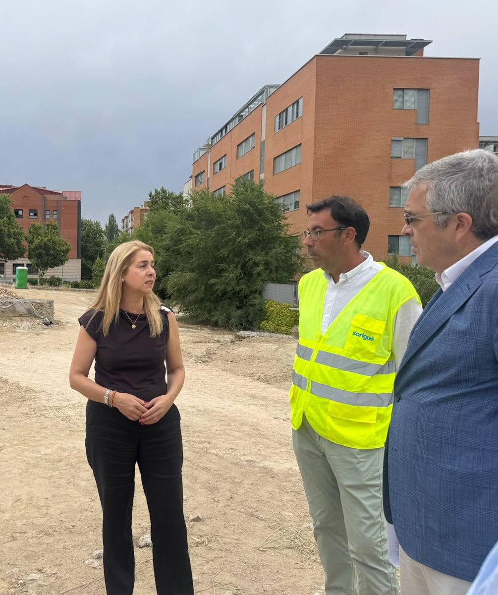 MalvarezNadia's tweet photo. 🌳🏃‍♀️ Hemos comenzado la segunda y última fase de la reurbanización integral del Parque Deportivo #TresLuces en #CiudadLineal.
✅ Inversión de 1,18 M€ ✅ Más de 18.000 m² renovados ✅ Microbosques y drenaje sostenible ✅ Calistenia, cardio, pumptrack, parkour y zonas infantiles. https://t.co/0q84ZSxc5Y
