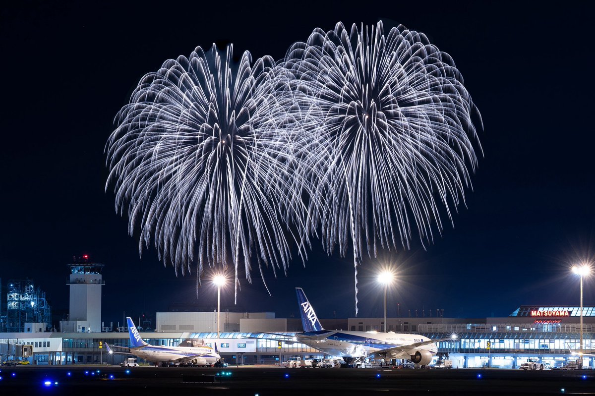fly_skyblue789's tweet photo. 2026/08/01
三津浜花火大会
Matsuyama Airport  MYJ/RJOM

ずっと撮りたかったトリプルセブンと花火
比較明合成ではありますが学生最後の夏に撮ることが出来ました。 https://t.co/Sfjv6VMuk5