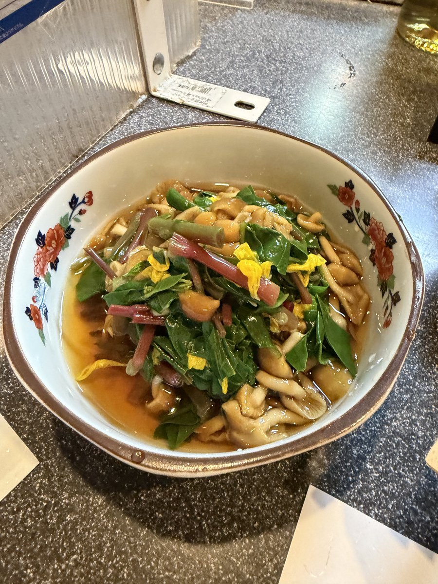 mogupy's tweet photo. 沼津、酒と飯。さしみのちょこっと盛り…ちょこっとの概念が歪む。 https://t.co/seXJUZfMg3