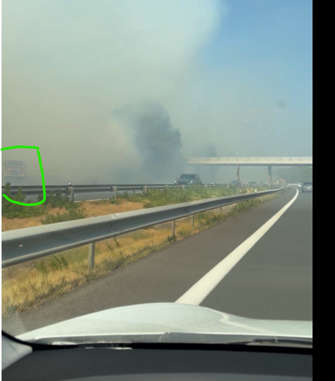 papy_amenum's tweet photo. @bronquistador mensonge Le feu ne vient sans doute pas de démarrer d'ici vu qu'il a déjà un camion de pompiers sur place dans la fumée. et des agents de la sécurité civile + pompiers à pied. Donc vos allégations ne tiennent pas, le feu ne peut débuter au moment où vous passez. https://t.co/AfCg7OC5PV