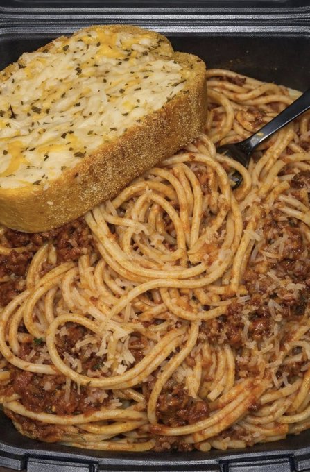FoodPleaser's tweet photo. Spaghetti &amp; Garlic Bread https://t.co/539fKoISm7