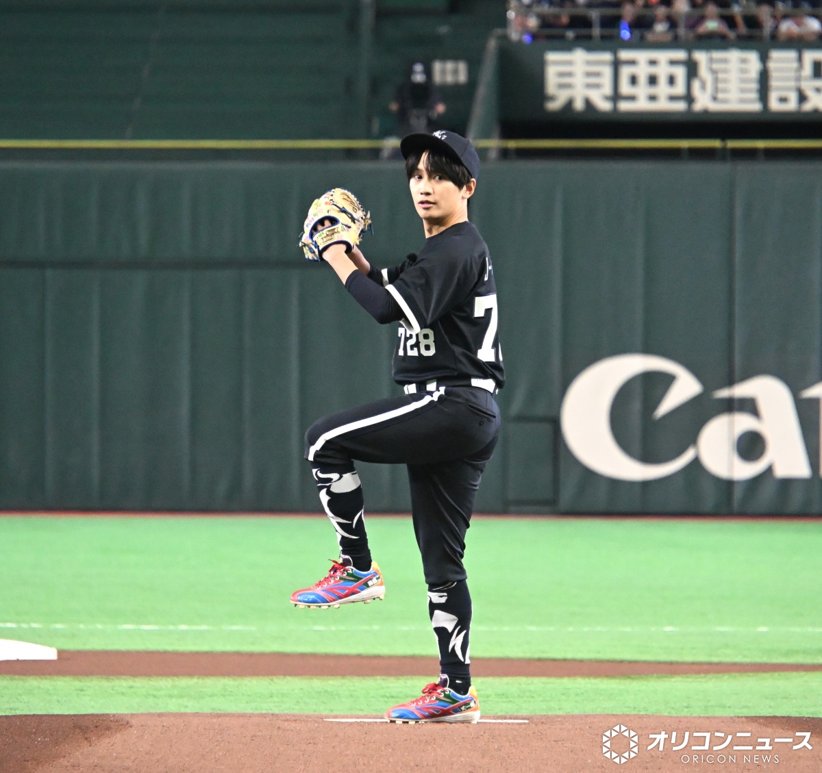 oricon's tweet photo. なにわ男子・藤原丈一郎💙
オリックスレジェンドに囲まれて始球式に⚾️
審判役・糸井嘉男がデカすぎて
「ストライクゾーンが小さく見えた」
https://t.co/maKBXzi1nm https://t.co/75ukKZjx1P