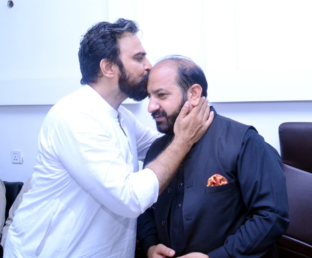 mabbasfsd's tweet photo. محمد عباس اشرف ملک سٹی جنرل سیکرٹری انجمن تاجران ینگ ٹریڈرز سکا گروپ کو سالگرہ کی مبارکباد پیش کرتے ہیں 
منجانب محمد شفیق ملک تاجر رہنما بھوانہ بازار https://t.co/sWDhCxIp1I