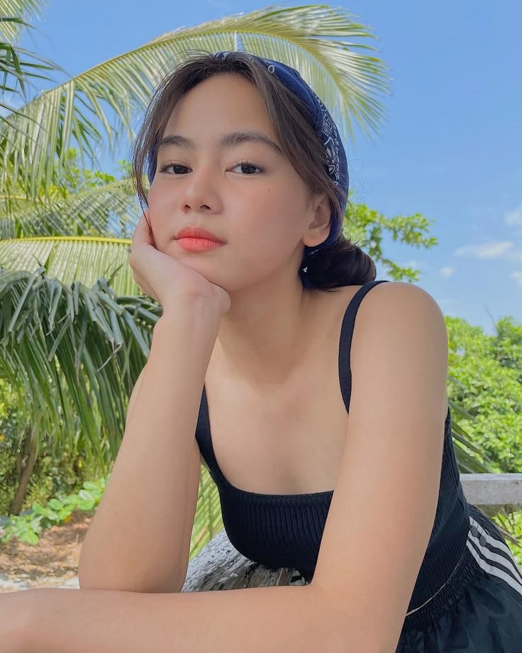 Ashdrezy's tweet photo. When people call her ugly but this is how our ashy looks with almost no makeup on
Like the actual nerve of people calling my barbie ugly https://t.co/SDKW8kS8PL