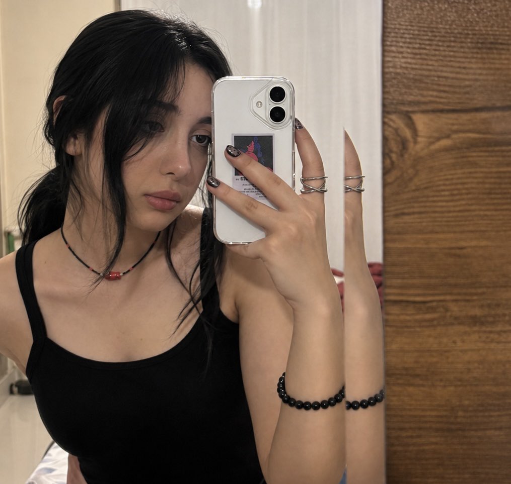 irozhinh's tweet photo. برم موهامو مشکی کنم؟🙎🏻‍♀️ https://t.co/LqucwI7jXg