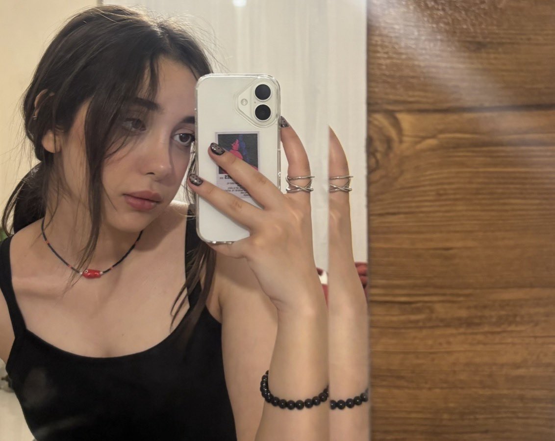 irozhinh's tweet photo. برم موهامو مشکی کنم؟🙎🏻‍♀️ https://t.co/LqucwI7jXg