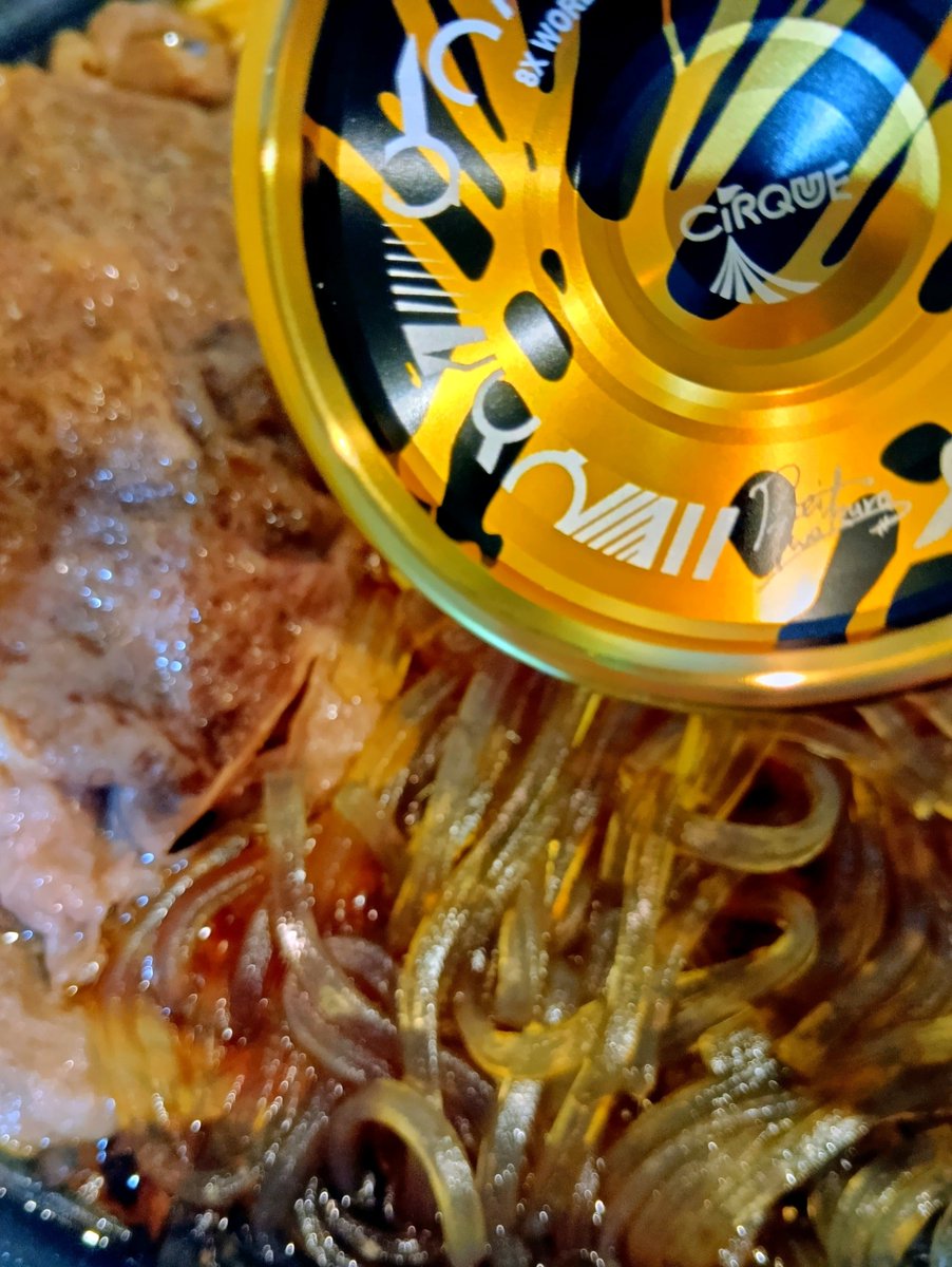 ayutoan's tweet photo. 今夜の夕食はすき焼き🍲
仕事のストレスで肉を喰らいたい衝動が止まらず、家族を巻き込みました
我が家のすき焼きはしらたきではなく葛切りです✨️
同じ方、いらっしゃいますか?
それにしても薄切り肉に合う #ヨーヨー ってどんなのでしょうね…���?
#ヨーヨーすき焼き部 #c3cirque https://t.co/wsE5vTmQqX