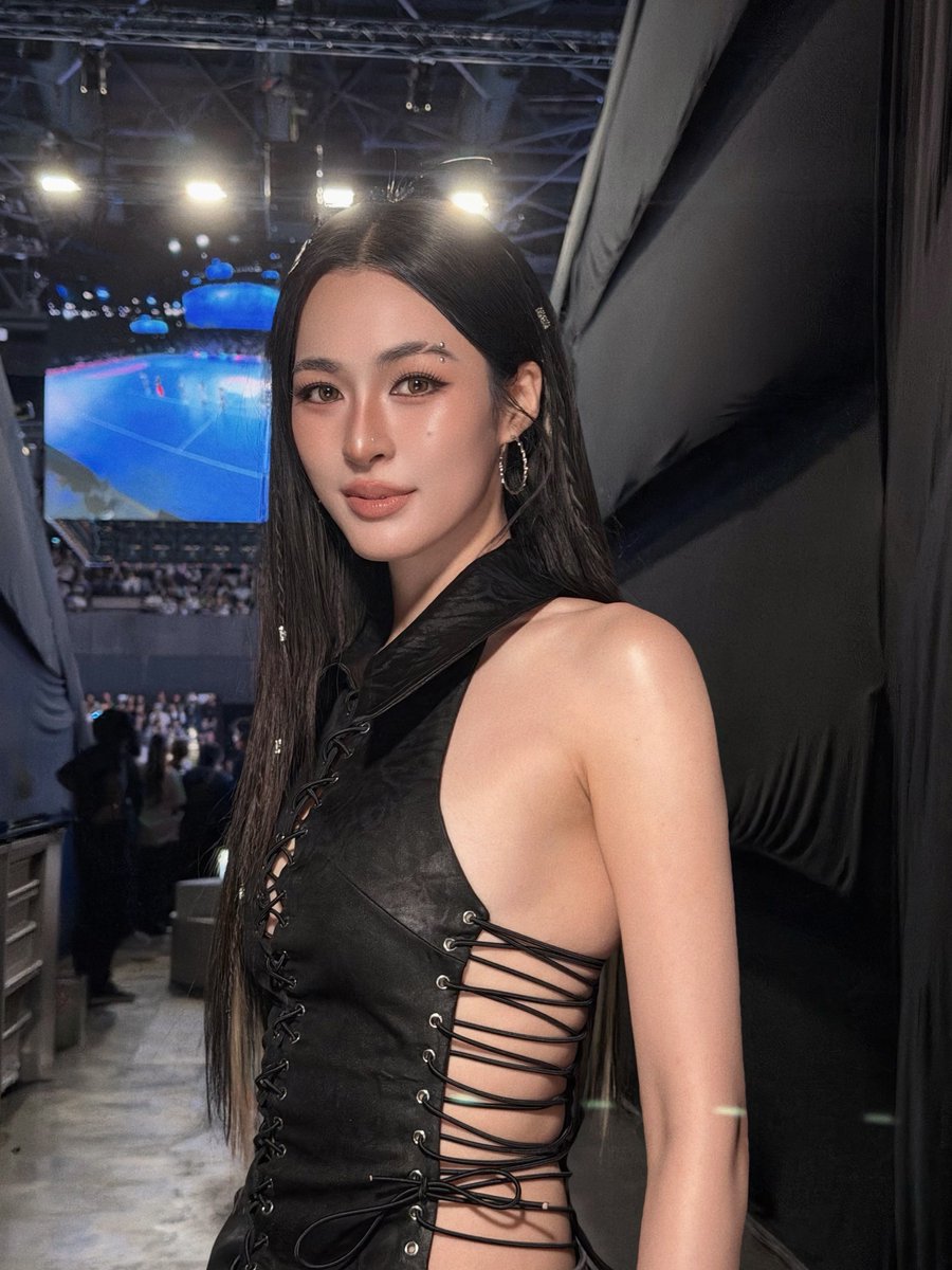 minasaurus1127's tweet photo. i still can't get over the eyebrow slit and the fake piercings AND THAT FIT https://t.co/hOfgF03ov1
