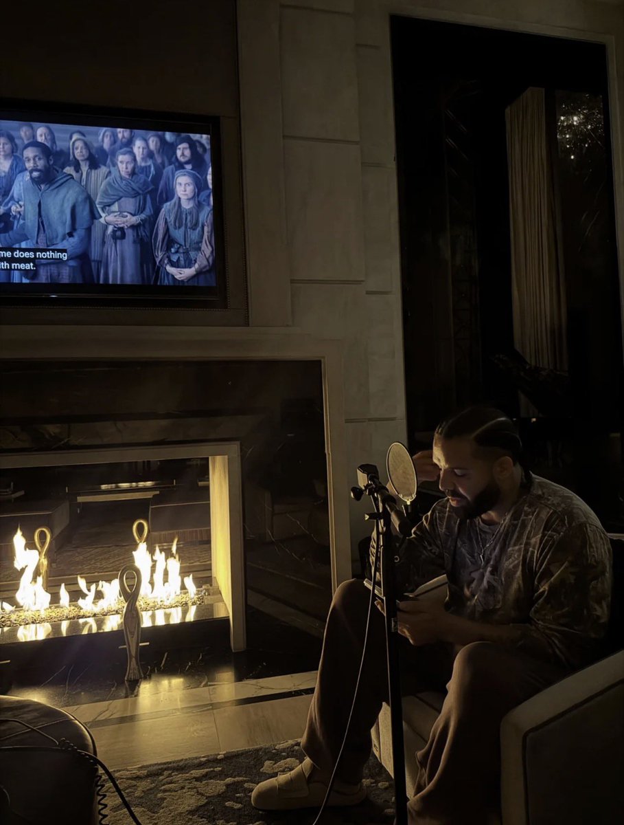 AkademiksTV's tweet photo. Drake seen recording music in a new image 👀 https://t.co/RaYt1vLw3A