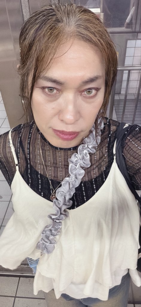 urara059's tweet photo. 今日は白ティアードキャミソールに黒のシアートップス、デニムパンツの組み合わせです https://t.co/a6R0hv0Rgx