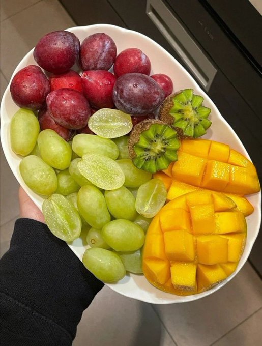 FoodPleaser's tweet photo. Fruit 🍇 🥭 🥝 https://t.co/x6MAHszi81