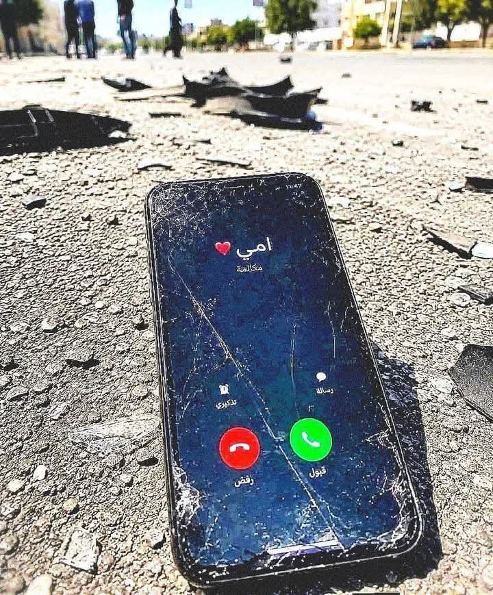 Ciyelii's tweet photo. Dün...
Gazze'de bir anne, soykırımcı barbar siyonistlerin bombardımanında oğlunun şehit düştüğünü bilmeden onu aramaya çalışıyor. İşte o andaki telefonun hali...
حسبنا الله و نعم الوكيل https://t.co/pXtjKJDsbG