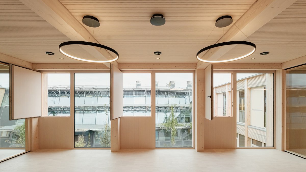 Architizer's tweet photo. #ProjectOfTheDay: Expansion Headquarter Windkraft Simonsfeld by Juri Troy Architects
A timber skeleton and a full-height rammed earth core create flexible workspaces designed around collaboration and passive climate control.
📍Ernstbrunn, Austria #ArchitizerAwards
Details: https://t.co/rdHHIk8pnY