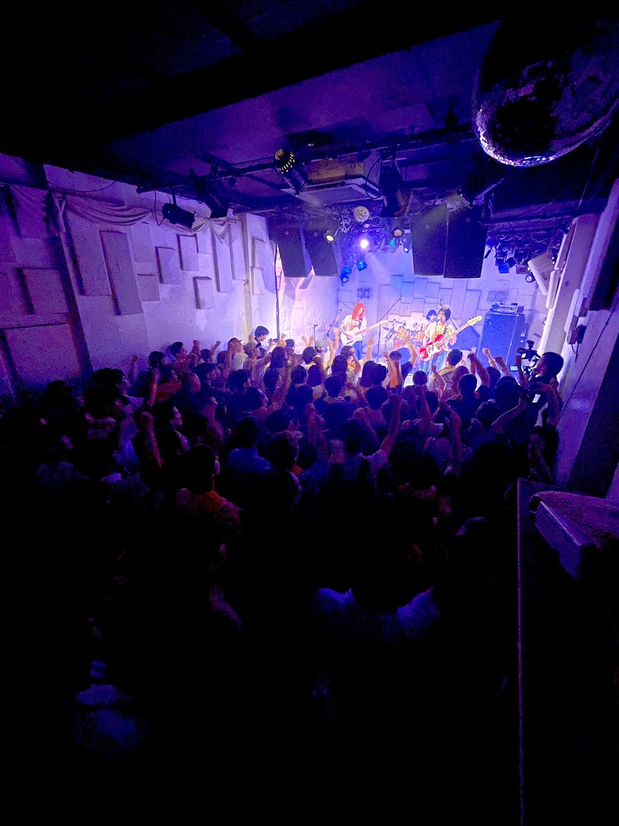 yurerukodayo's tweet photo. ソールドアウトで
満員のライブハウス最高の景色だった。

2ndワンマンライブ
チケット無くなる前に今、ゲットして🔥

ticket🎫
https://t.co/DokmR0mk8Y

#YURERUKO  #インディーズバンド 
#下北沢shelter https://t.co/kPMdtcWhYp