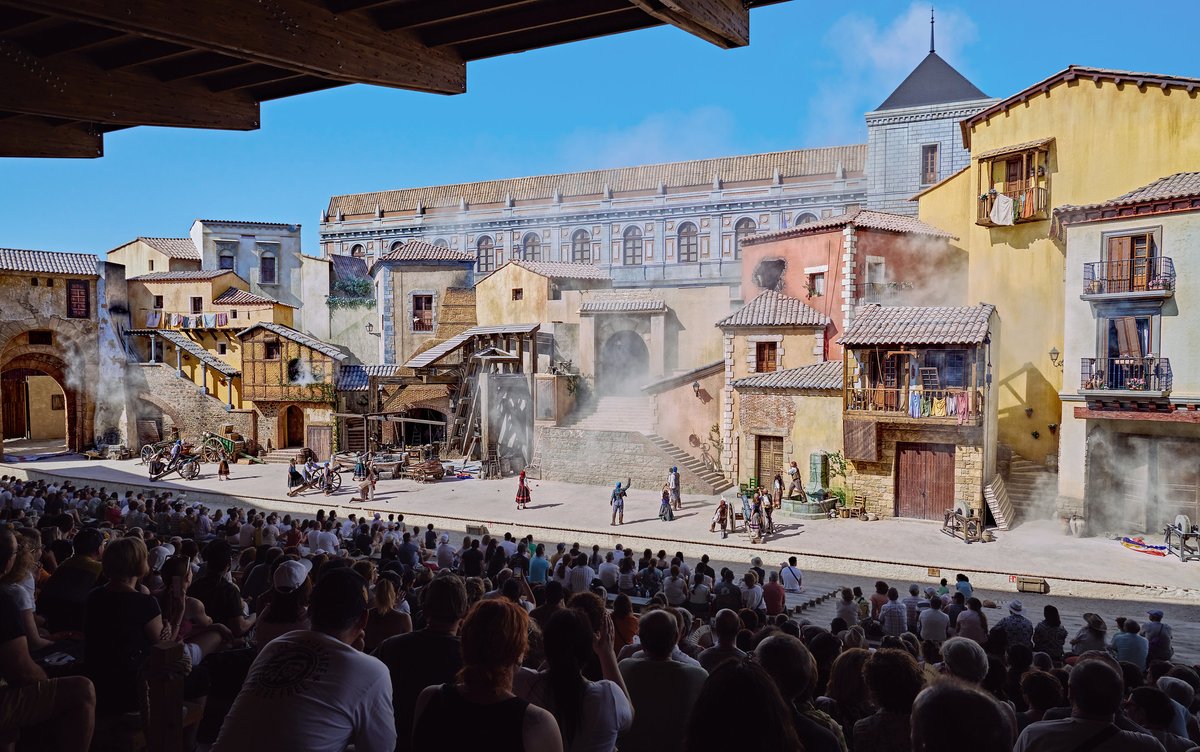 PuyduFou's tweet photo. 🇪🇸 Dans notre spectacle espagnol El Tambor de la Libertad, le peuple tolédan se soulève contre l’envahisseur napoléonien.

Avez-vous eu l’occasion de découvrir  cet effet spécial inédit ? Si non, il est temps de visiter Puy du Fou España 🤗

©PuyduFou
#PuyduFouEspana #Tolède https://t.co/xdQGrIDkTq