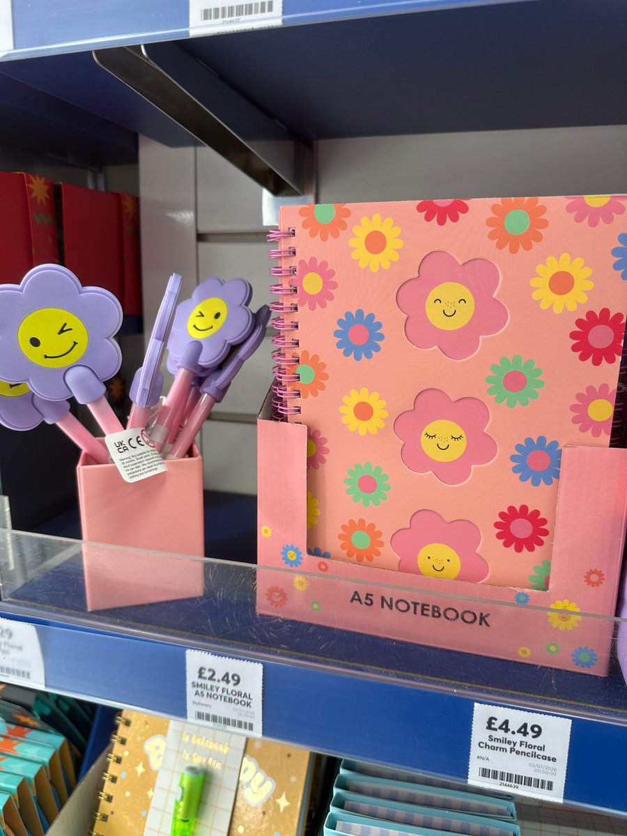 MoorSheffield's tweet photo. Back to school stationery has landed at Cardfactory! 📒✏️📏

Pick up all your stationery essentials at Cardfactory and get ready for the new term with everything you'll need, including notepads, pencil cases, highlighters and so much more.

Head to The Moor Sheffield today. 🛍️ https://t.co/zBb2gqbM72