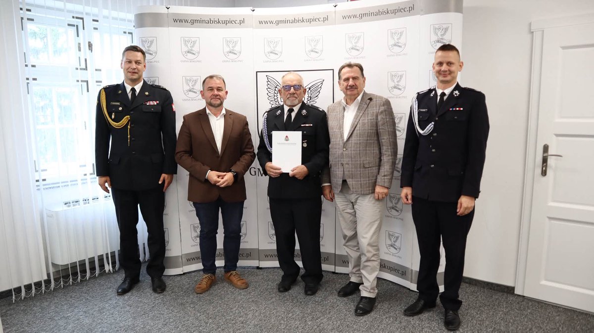 PSPNML's tweet photo. W siedzibie Urzędu Gminy w Biskupcu i Kurzętniku podpisano trójstronne porozumienia dotyczące włączenia kolejnych jednostek Ochotniczych Straży Pożarnych z terenu powiatu nowomiejskiego do krajowego systemu ratowniczo-gaśniczego.

Więcej informacji link⬇️
https://t.co/EcTmaIlJHC https://t.co/4lEDIgPbJG