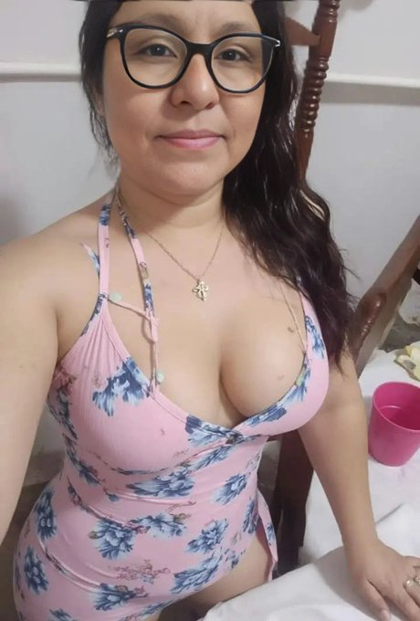 Valenyolivia's tweet photo. Otra fotito de mi mamá. https://t.co/MmRsGJK6Jt