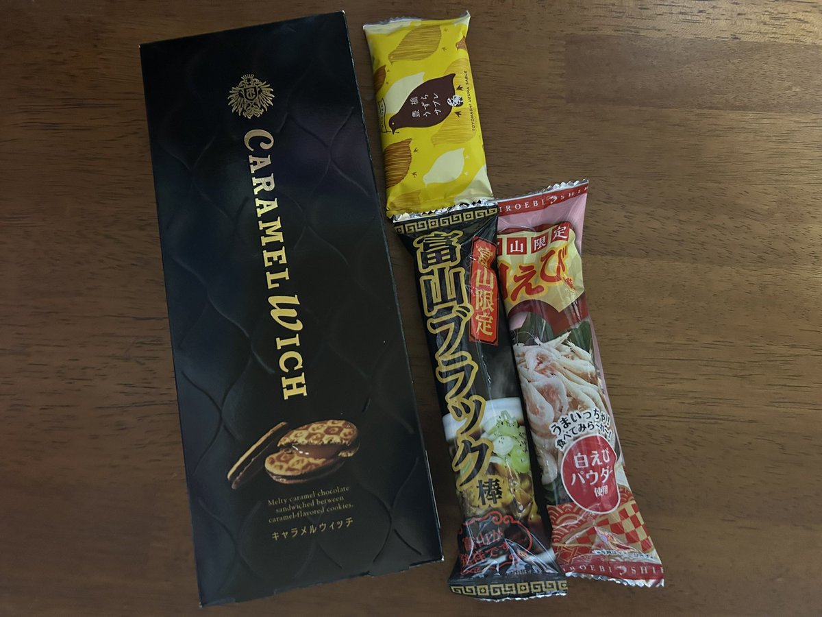 yuyu52418920's tweet photo. たまゆらの灯は夜を還くでの戦利品です。どれも可愛い🥹他に行こうと思ってた複数のサークルさんの所に行けなくて後悔しております。前半が忙しかったのもあるので、次回サークル参加する際は時間に余裕を持てるように予定を立てたいと思います。
そして、お土産や差入れもありがとうございます🙇‍♂️ https://t.co/B3FWjGhosg